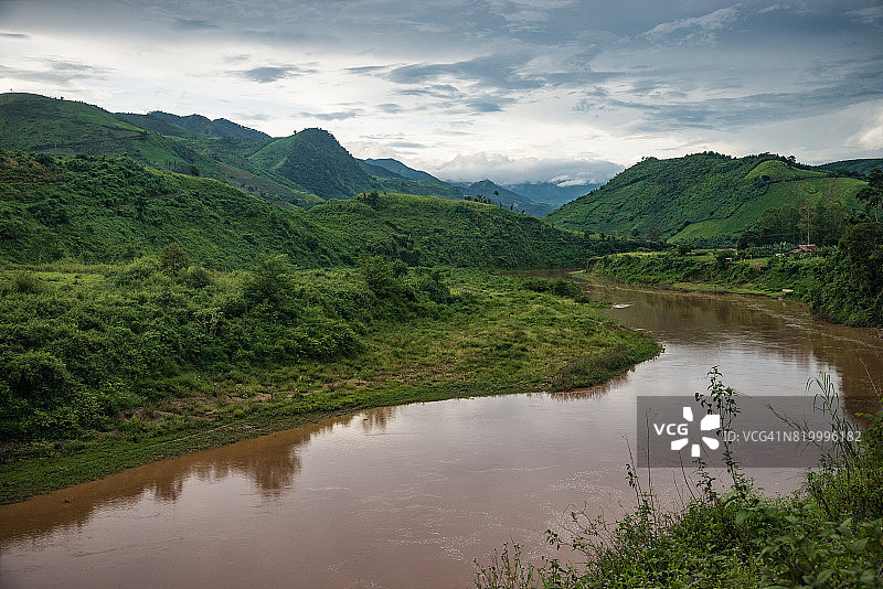 越南北部雨季山地景观图片素材