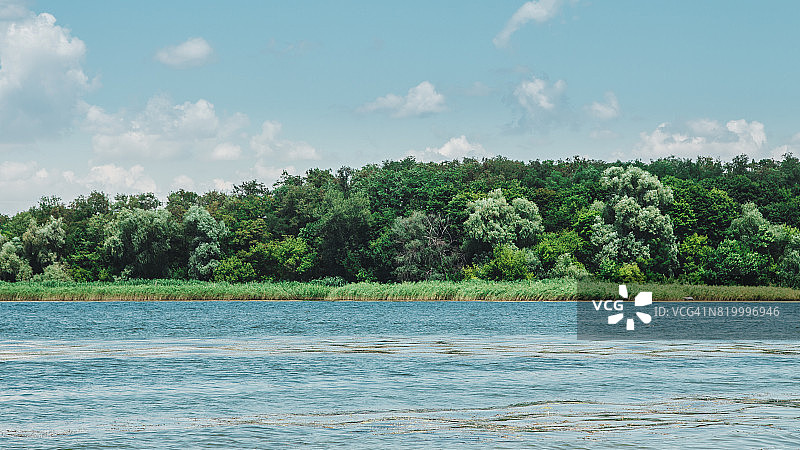 晴空下的第聂伯河及河岸图片素材