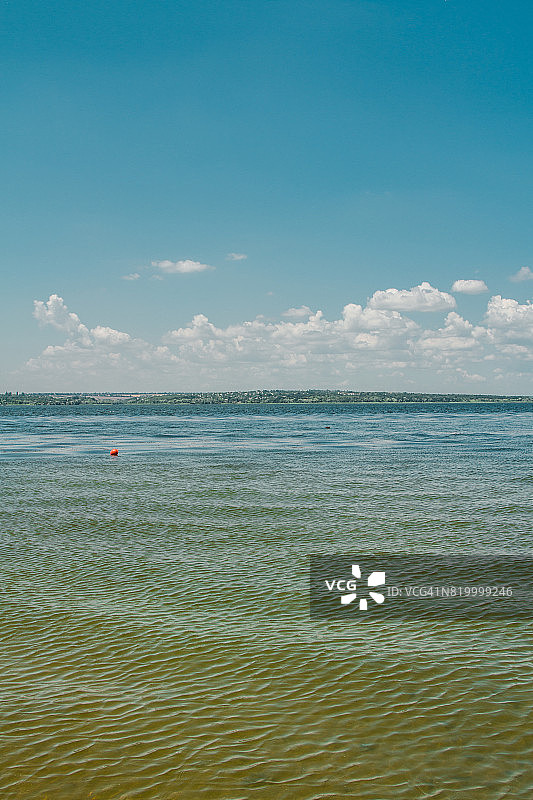 晴空下的第聂伯河及河岸图片素材