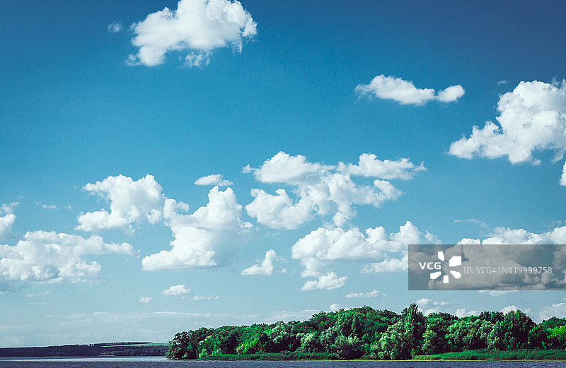 晴空下的第聂伯河及河岸图片素材