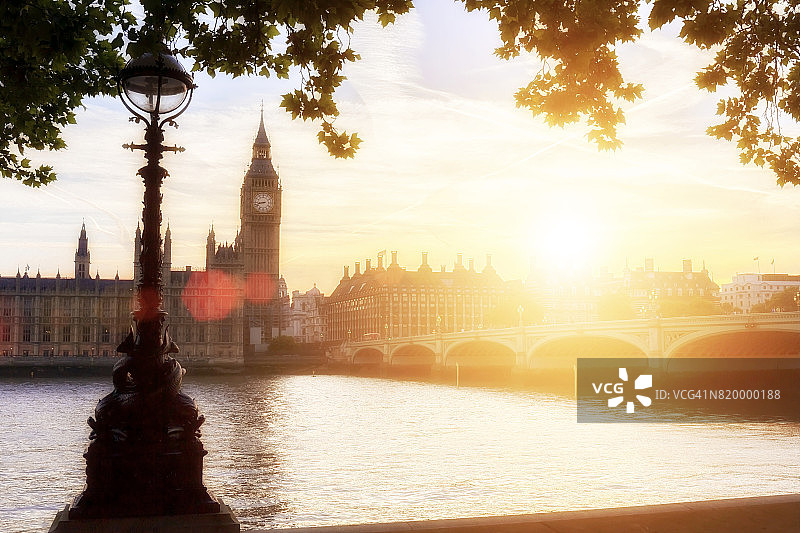 日落时分的大本钟和威斯敏斯特桥图片素材