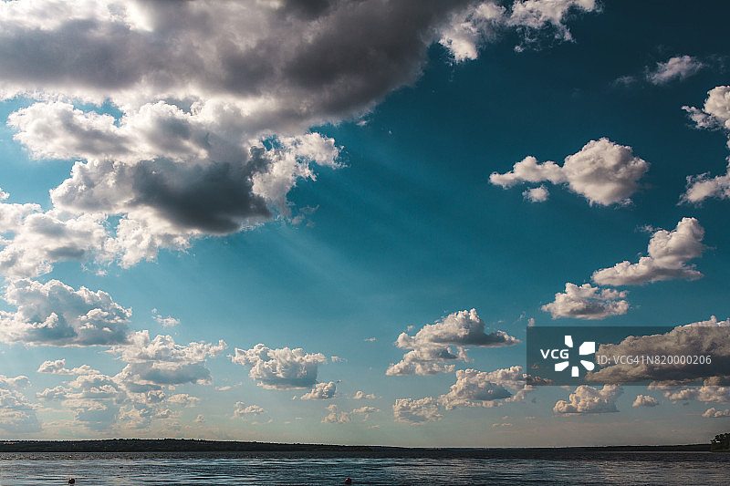 晴空下的第聂伯河及河岸图片素材