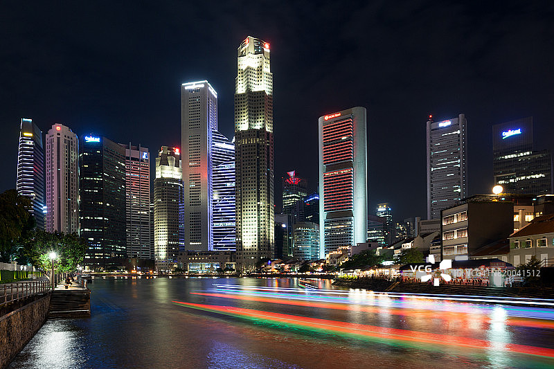 新加坡河夜间船只光迹图片素材