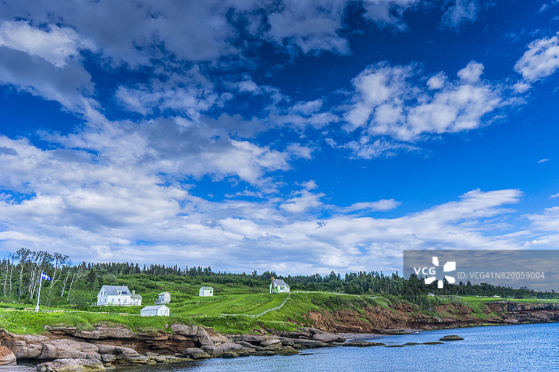 在美丽的加斯佩地区，圣劳伦斯河和博纳旺蒂尔岛位于珀尔塞，自1971年以来，除了政府使用的一些建筑物外，岛上一直无人居住图片素材