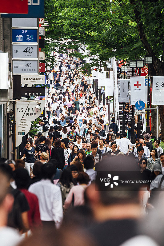 东京新宿的繁华商业街图片素材