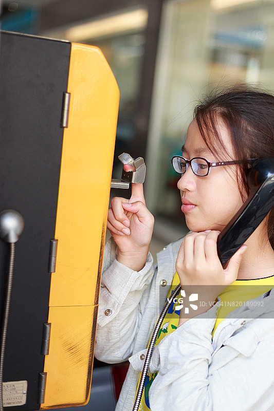 女孩使用公用电话图片素材