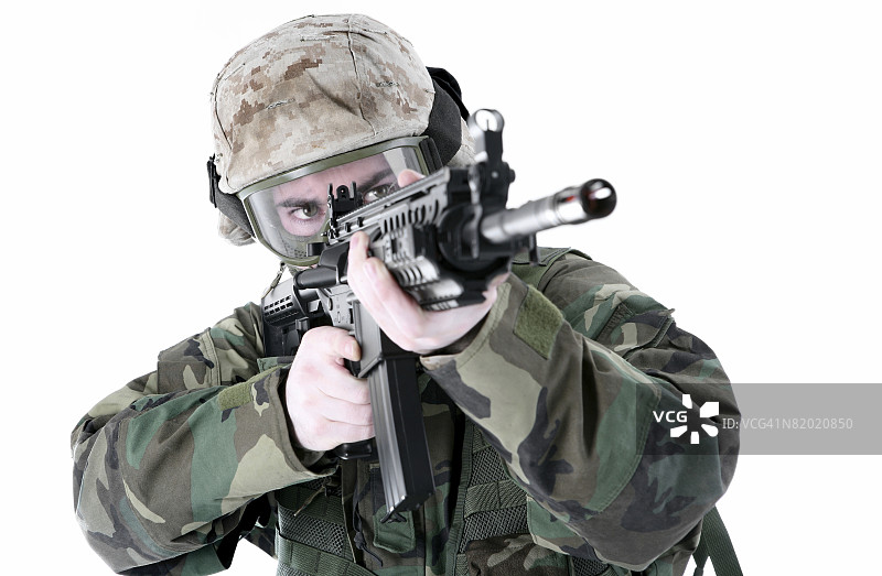 士兵正在射击步枪图片素材