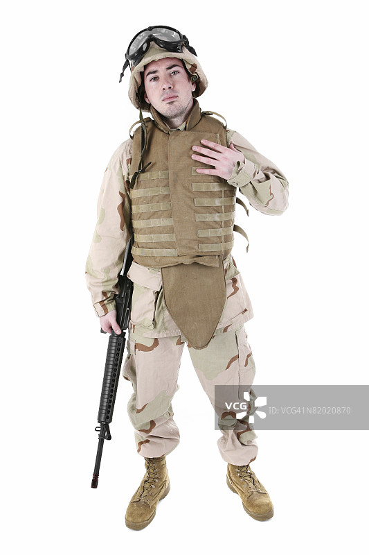 身穿沙漠迷彩服的士兵图片素材