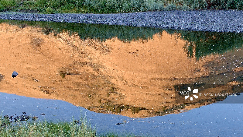 约翰·戴河棉白杨峡谷的俄勒冈沙漠山丘的黎明水面倒影图片素材
