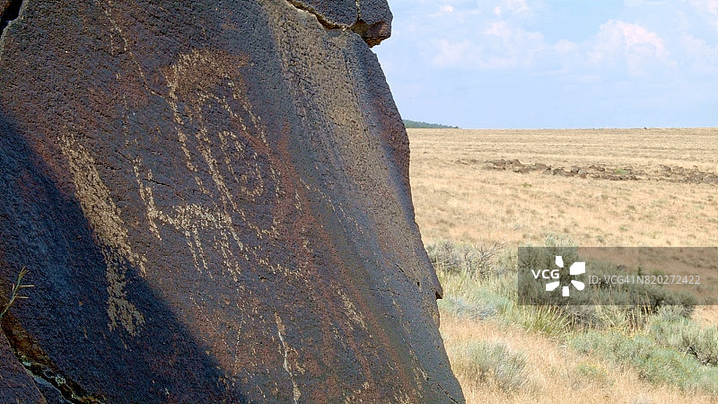 叉角羚与岩画湖哈特山国家羚羊保护区的古代美洲原住民岩石艺术图片素材
