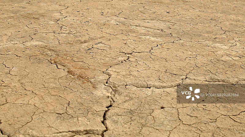 阿尔沃德沙漠斯廷斯山附近的干旱龟裂土地图片素材