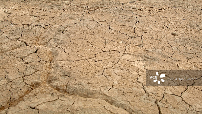 干旱龟裂的土地，位于马卢尔野生动物保护区附近的斯廷斯山阿尔沃德沙漠图片素材