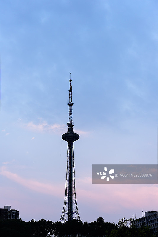天空中的电视塔图片素材