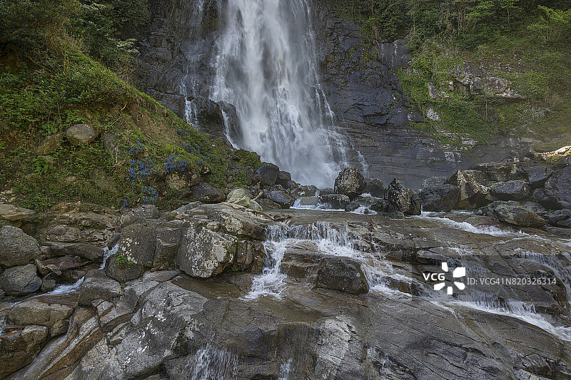 土耳其阿尔特温省卡米莱特山谷的门楚纳瀑布图片素材