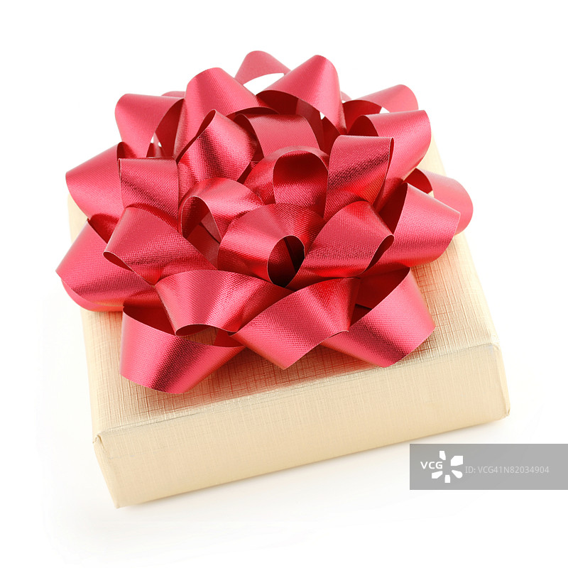 用金色礼品纸和红色蝴蝶结包裹的盒子图片素材