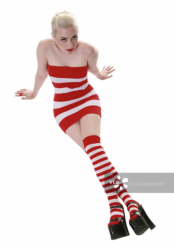 穿着条纹的美丽年轻模特图片素材