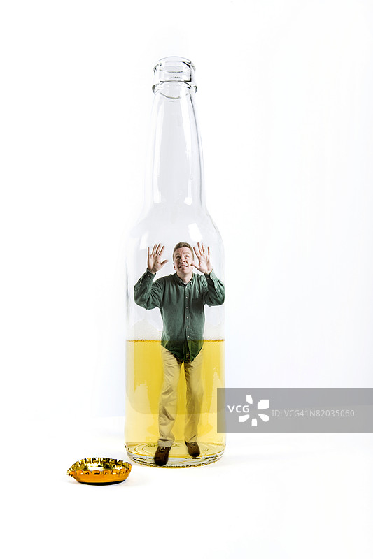 困在啤酒瓶里的男人图片素材
