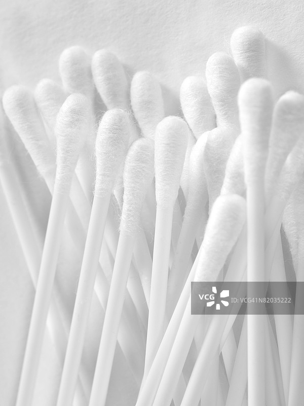 白色纹理背景上的棉签图片素材