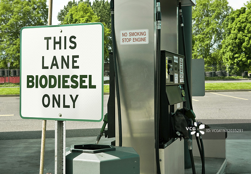 加油站和旅行广场的生物柴油专用加油车道/岛。照片拍摄于俄勒冈州波特兰的Jubitz卡车停靠站。图片素材