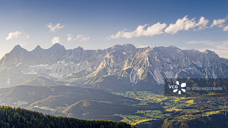 施拉德明-阿尔卑斯山的达赫施泰因山全景图片素材