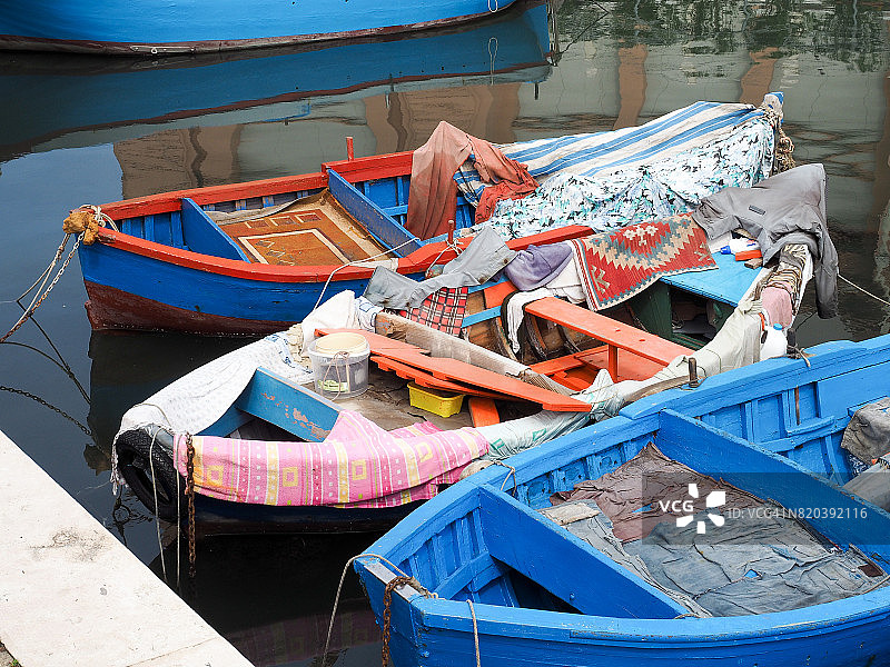 系泊在巴里港口的彩色渔船图片素材
