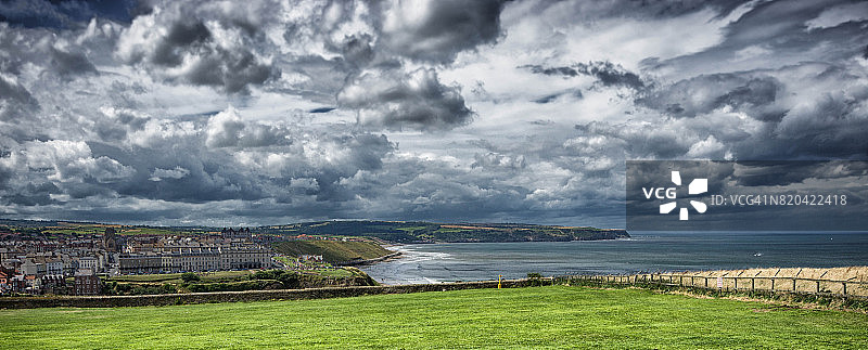 从上方俯瞰惠特比港图片素材