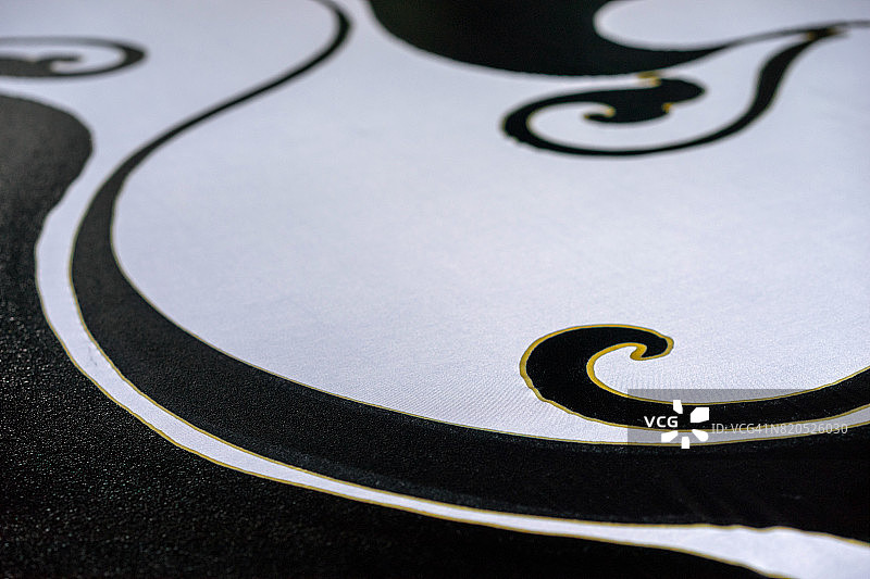 制作中的彩色蜡染复古图案，包含花卉和曼陀罗元素，传统手绘图片素材