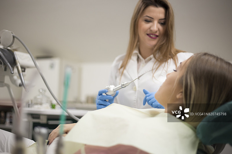 在牙医诊所看镜头的微笑美女图片素材