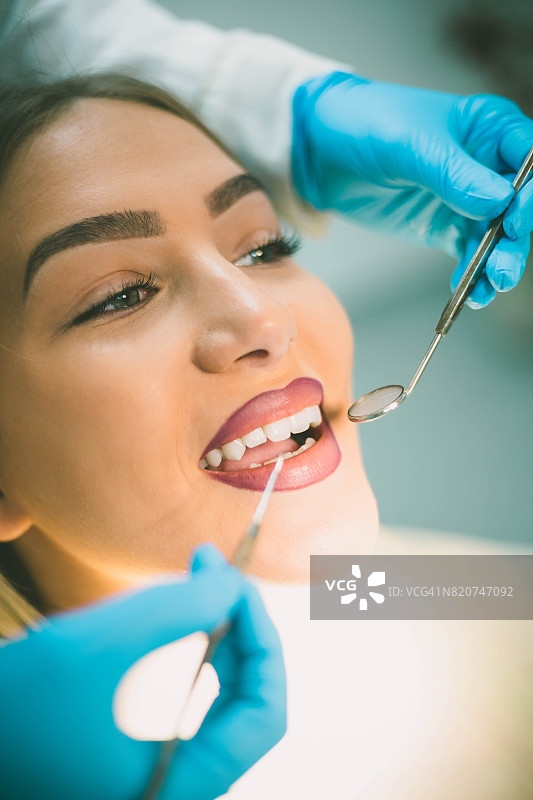 在牙医诊所看镜头的微笑美女图片素材