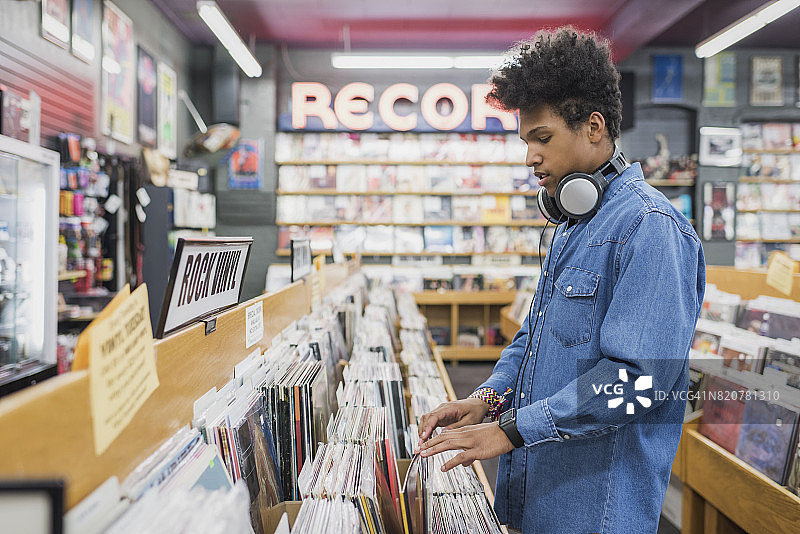 在唱片店购物的青少年男孩图片素材