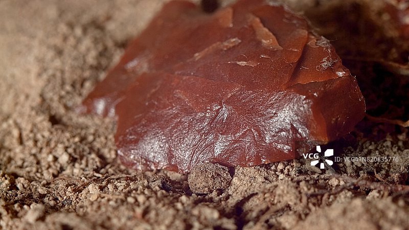 俄勒冈大盆地沙漠中发现的美洲原住民红色碧玉箭头图片素材