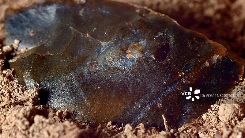 俄勒冈大盆地沙漠出土的美洲原住民断手斧特写图片素材