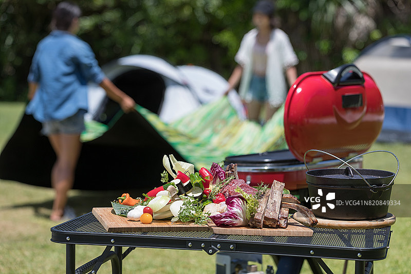 享受露营。图片素材