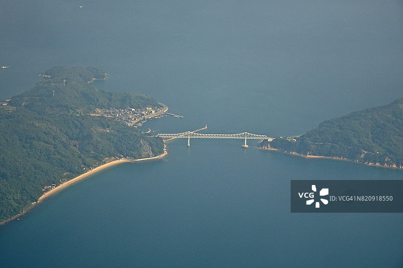 从飞机上俯瞰濑户内海仓桥岛和鹿岛图片素材