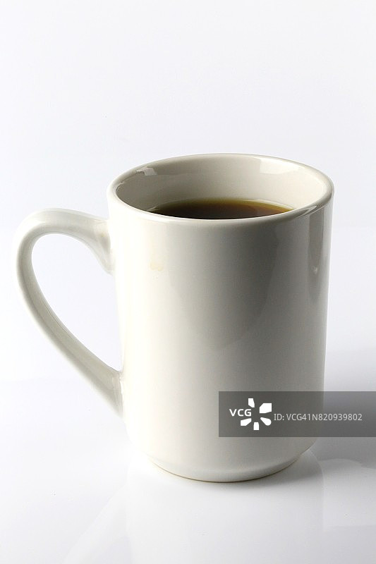 白色背景上的饮料杯特写图片素材