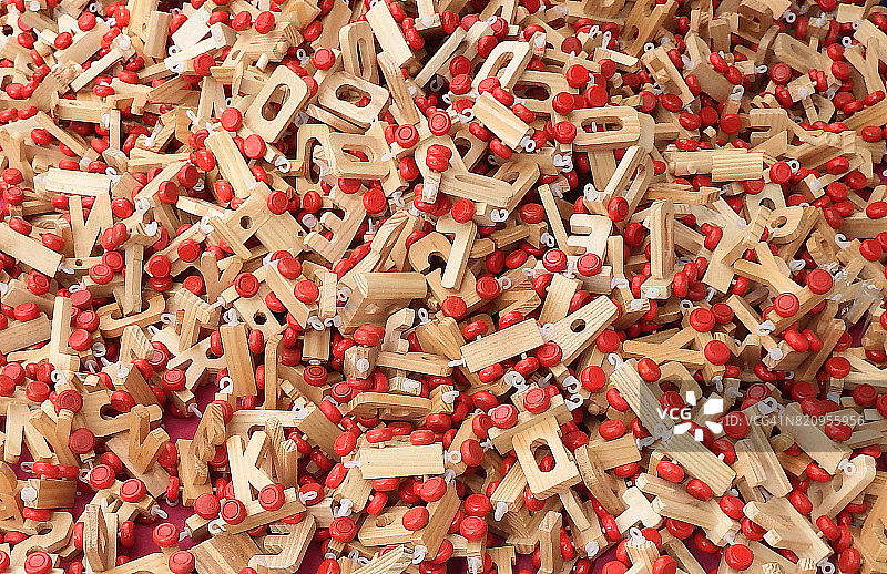 街边小摊上出售的木制字母图片素材