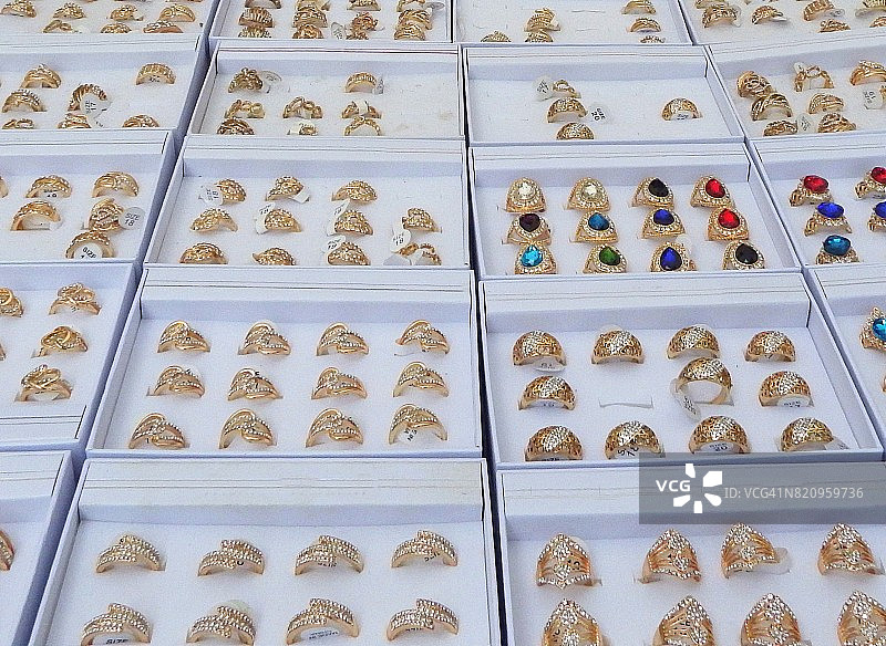 街边小摊上的仿制珠宝促销图片素材