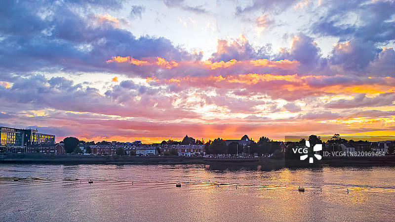 日落时分的爱尔兰利默里克市中心图片素材