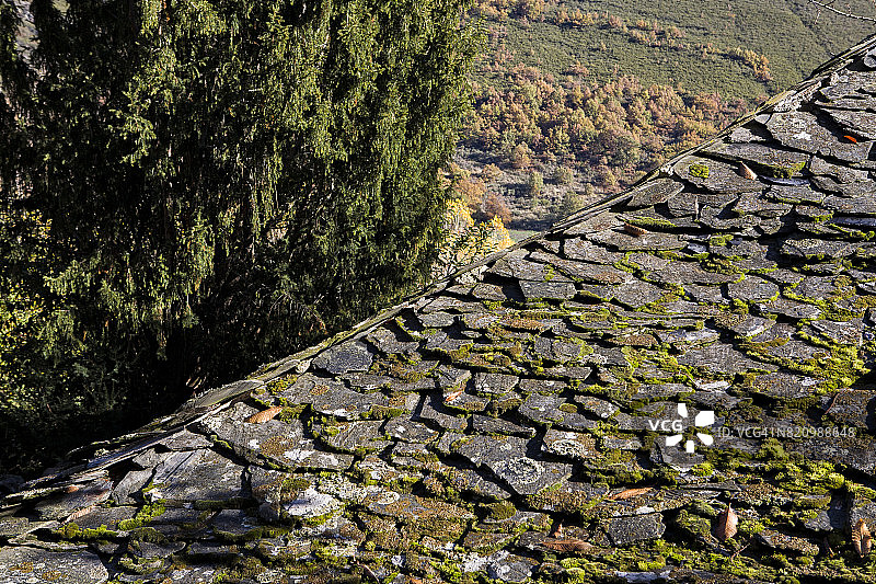 佩雷达德安卡雷斯老建筑的石板屋顶（莱昂）图片素材