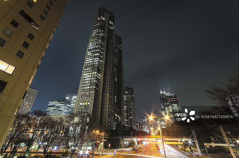 夜晚的新宿摩天大楼图片素材