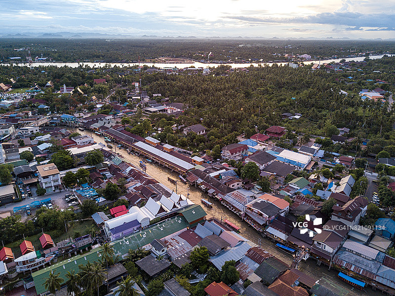 泰国夜功府安帕瓦水上市场图片素材