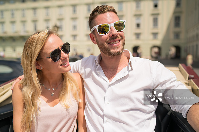 微笑的情侣在马车里图片素材