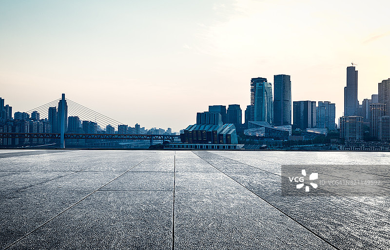 空旷的砖砌平台与城市景观背景图片素材