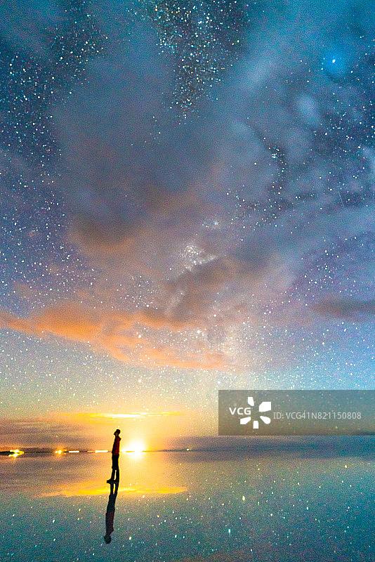 乌尤尼盐沼星空倒影图片素材
