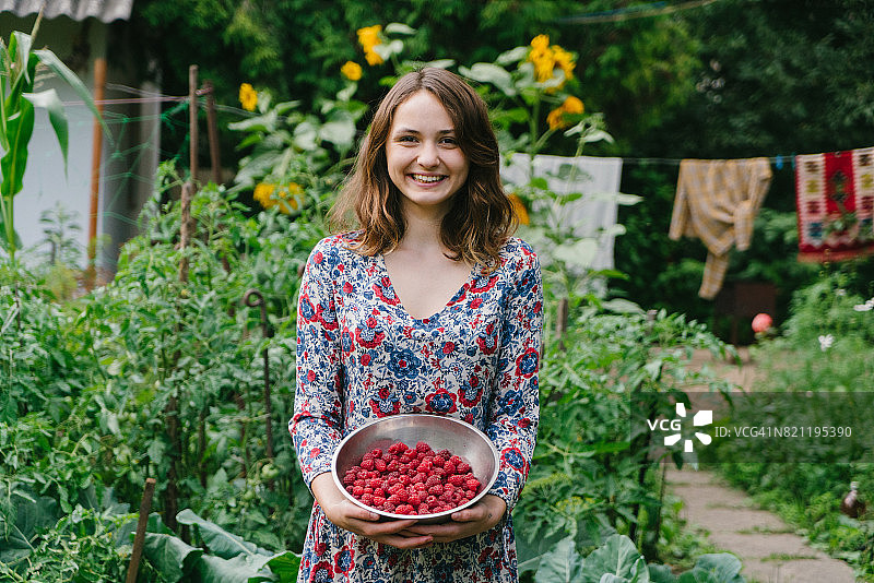 在乡下采摘覆盆子的女人图片素材