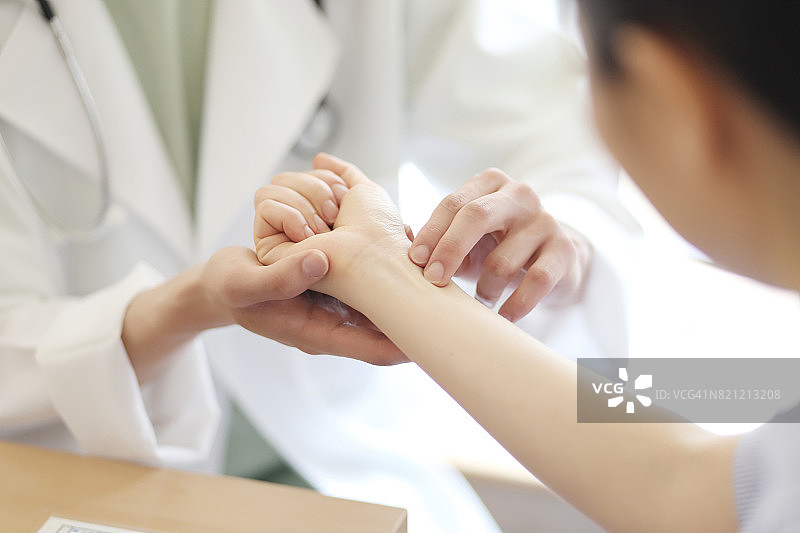 医生检查脉搏图片素材