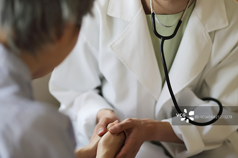 男医生为老年病人问诊图片素材