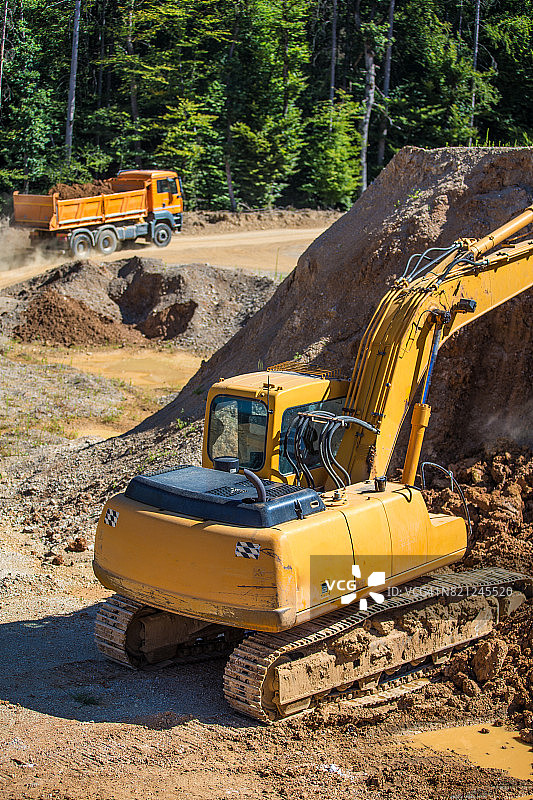 石英砂岩露天矿的挖掘机图片素材