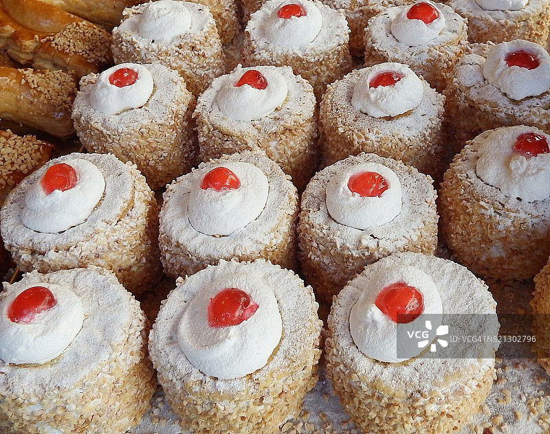 街边商店的蛋白酥皮糕点图片素材