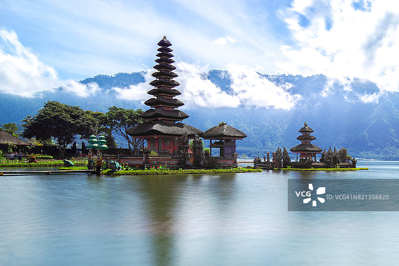 巴厘岛布拉乌伦达努布拉坦寺。贝拉坦湖鲜花中的印度教寺庙图片素材